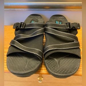 Sketchers black sandals